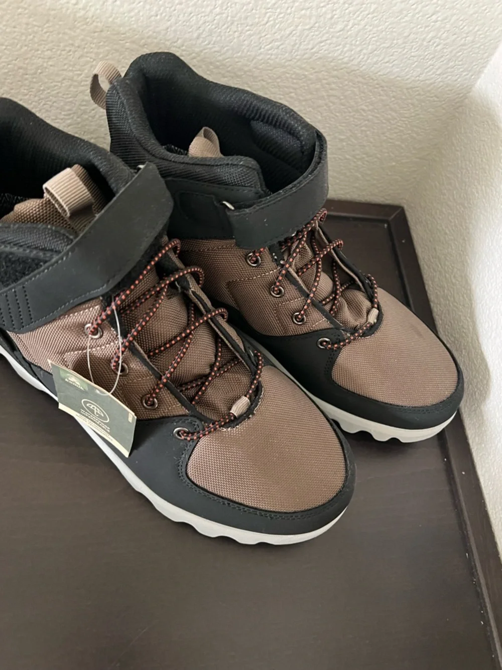 Kamik Men’s Fossil Lynx Waterproof Lace up Boots Size 8